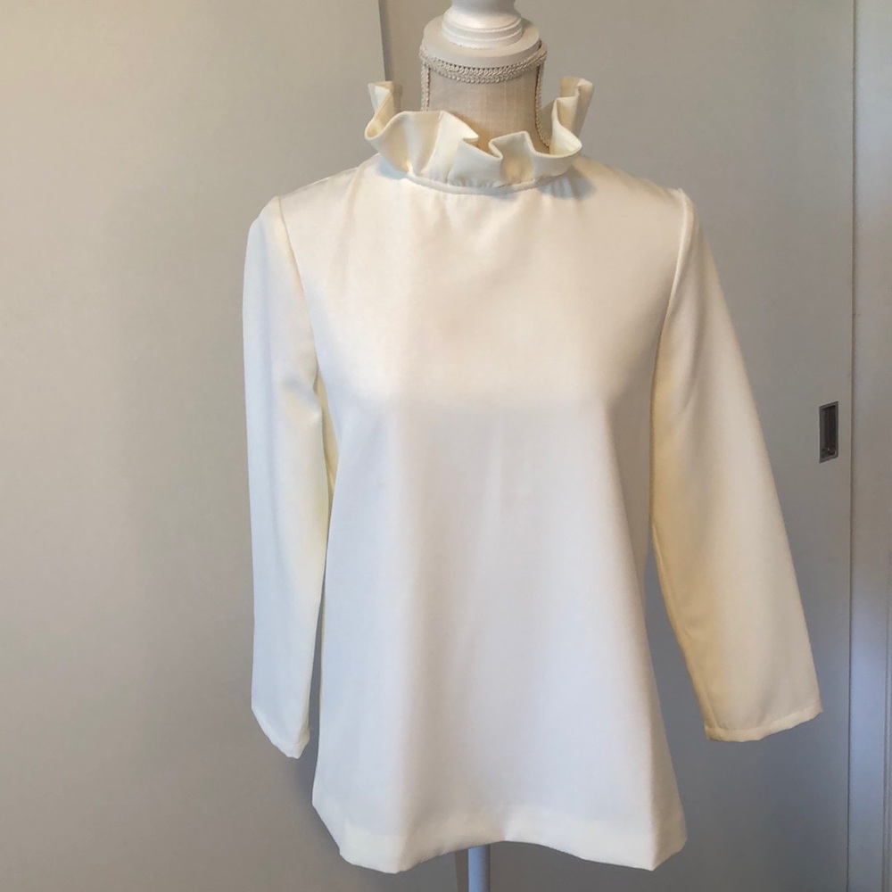 NWT Tuckernuck Ivory white Faye top, ruffle neckline with bow back classic